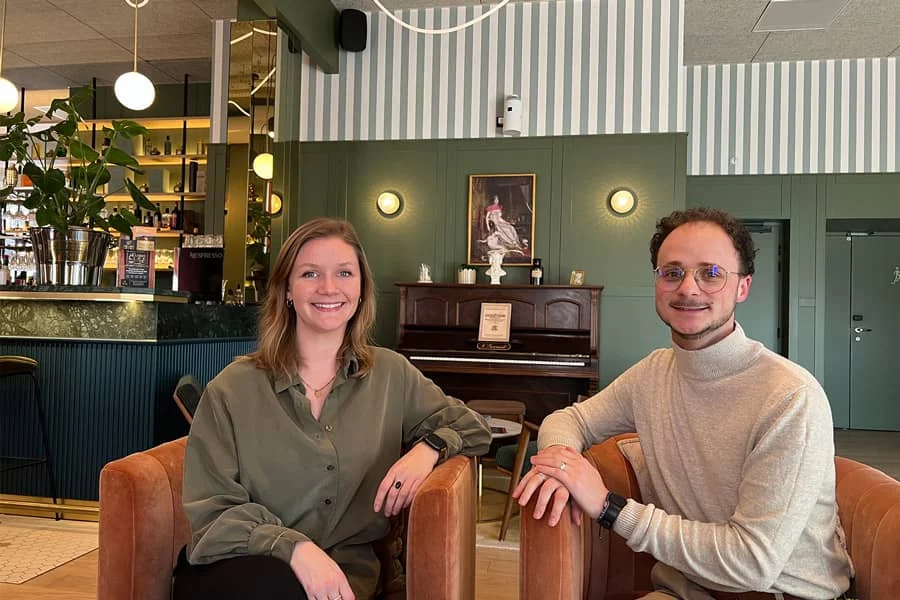 La directrice et son collaborateur posant pour une photo assis sur le canapé du restaurant Andina à La Roche-sur-Yon.