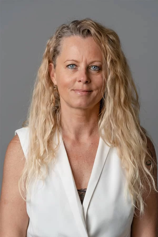 Portrait de Laëtitia Sénéchal, directrice hôtel Square Lodge La Roche-sur-Yon, posant pour la photo. 