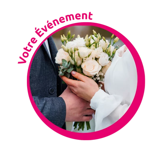 Les mariés tenant leur bouquet de fleurs blanches.