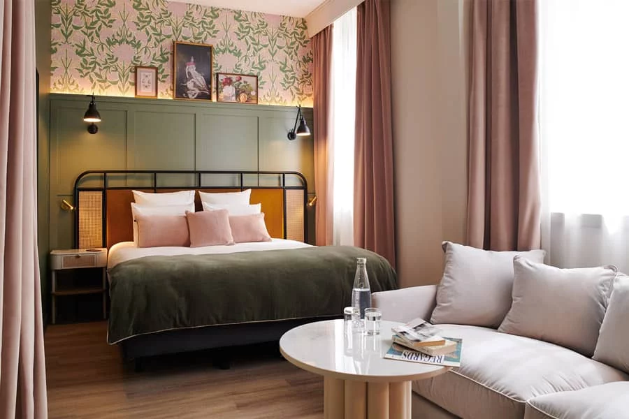 Chambre Deluxe 2+2 de l'Hôtel Square Lodge à La Roche-sur-Yon, spacieuse et confortable.