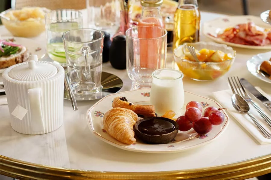 Zoom sur une table de petit-déjeuner à l'Hôtel Square Lodge à La Roche-sur-Yon, avec des produits locaux et frais.