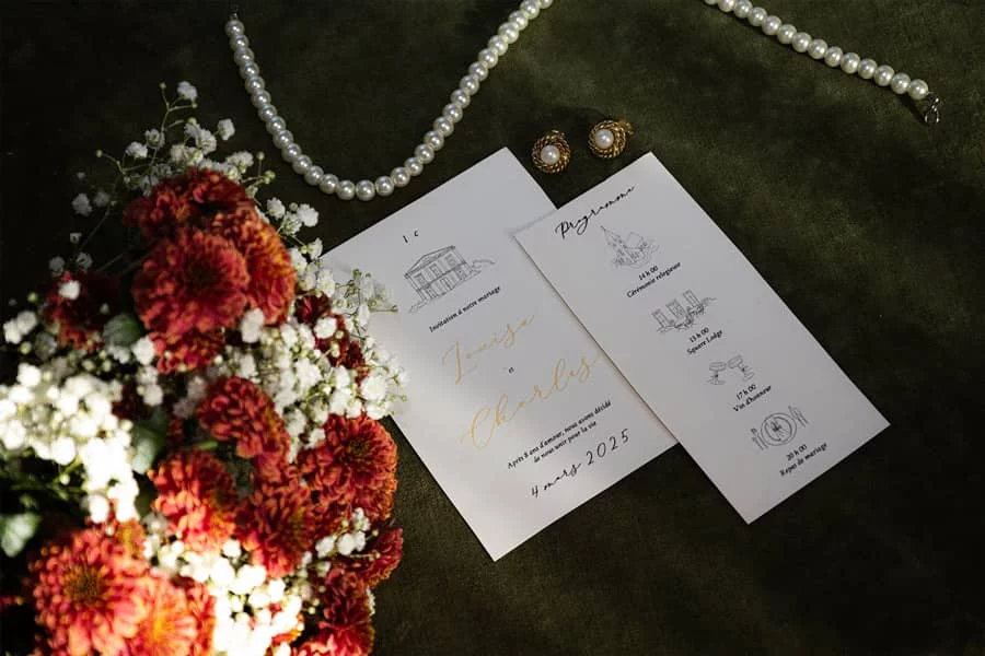 Faire-part de mariage posé sur le canapé d'une chambre de l'hôtel Square Lodge à La Roche-sur-Yon, avec une ambiance élégante et intime.
