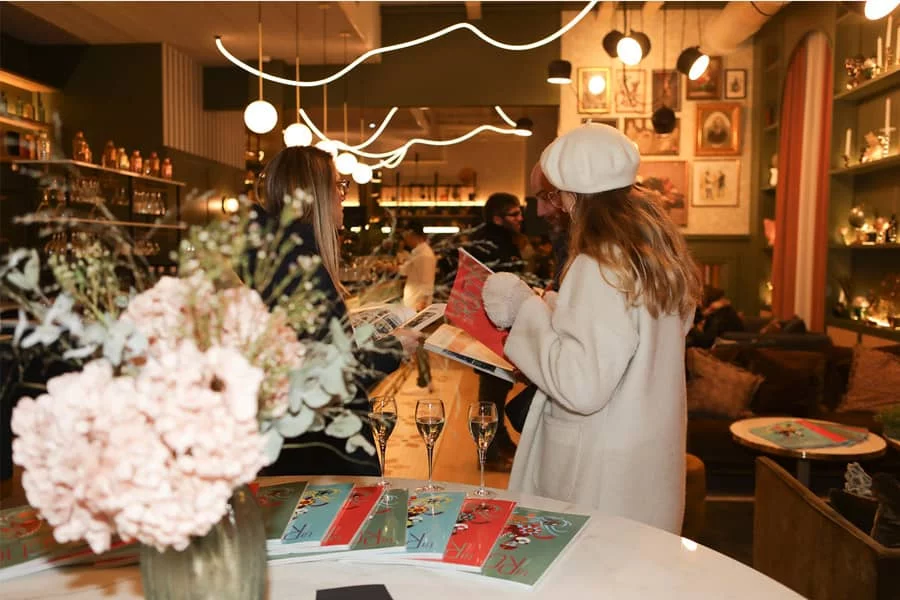 Privatisation de l'espace restaurant Andina, avec des personnes de dos lisant le magazine La Roche-sur-Yon Magazine.