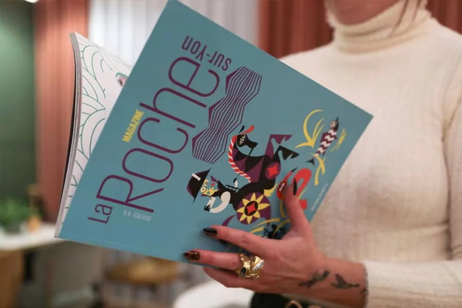 Personne lisant le magazine La Roche-sur-Yon, avec un zoom sur la première de couverture.