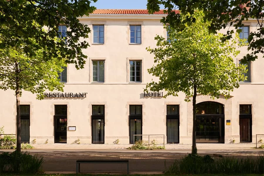 Façade du restaurant Andina et de l'hôtel Square Lodge à La Roche-sur-Yon.